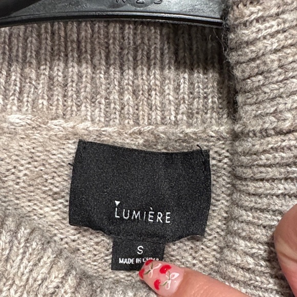 LUMIÈRE Cozy Gray Turtleneck Sweater - Picture 3 of 3